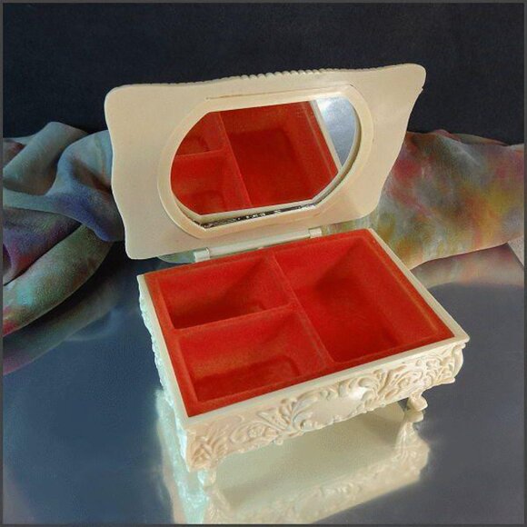 1960s Cream Vintage Jewelry Box Romantic Cameo Scene - Picture 3 of 7